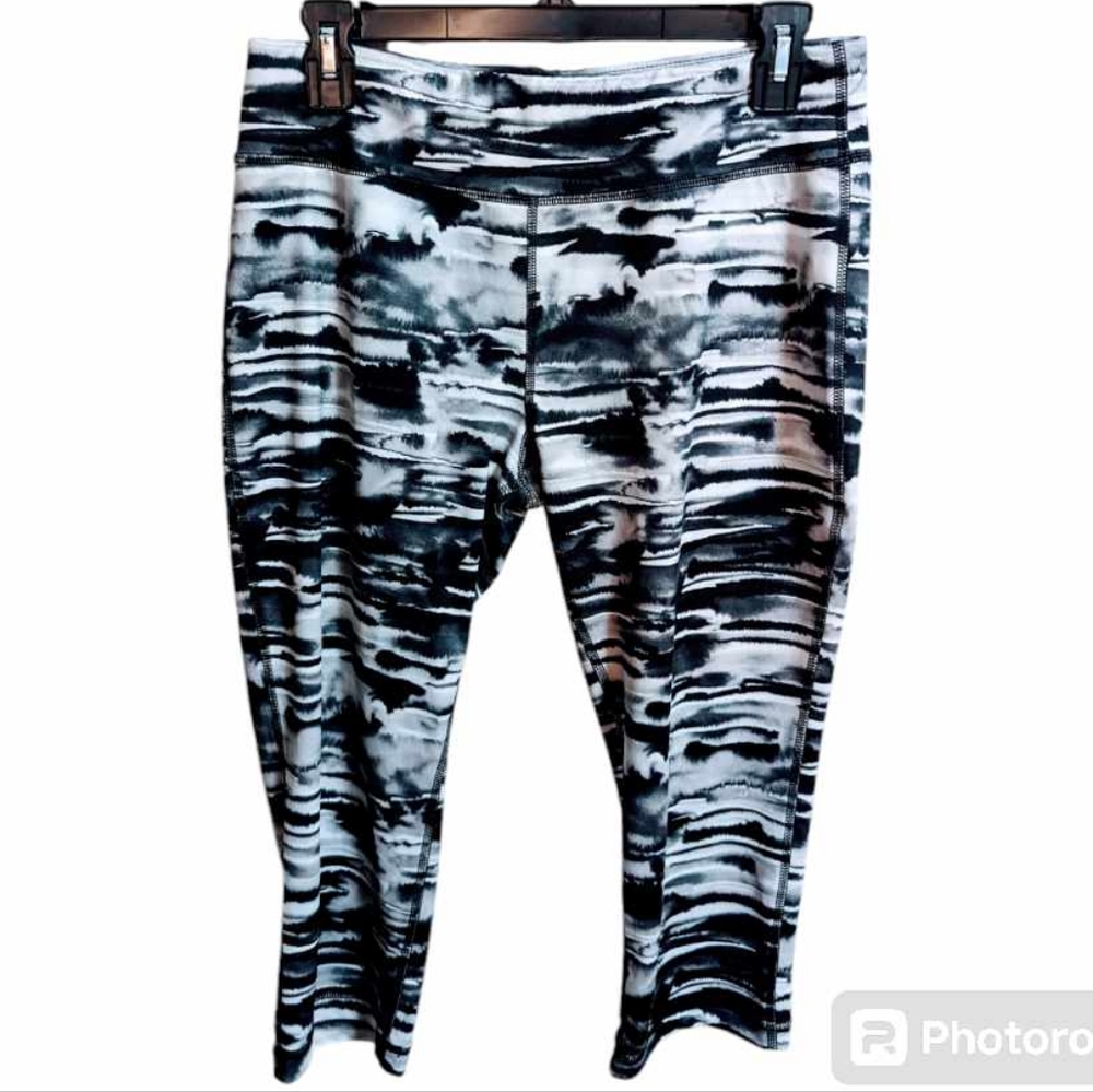 DANSKIN NOW women's Capri leggings black gray white size Medium W-144